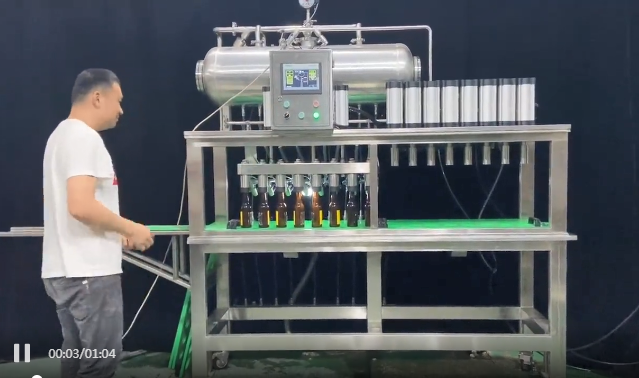 八頭玻璃瓶啤酒灌裝機試機！精釀啤酒灌裝壓蓋一體機—歡迎咨詢！